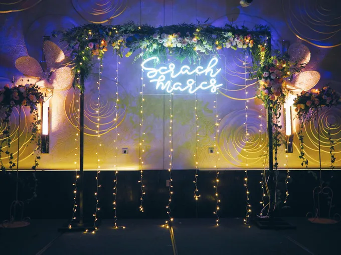 8 Ide Dekorasi Lampu Neon untuk Meriahkan Pernikahanmu. Bikin Foto-fotomu Makin Seru! 15