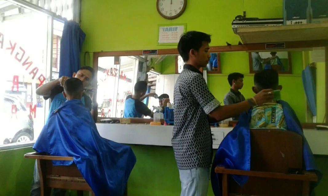 Nostalgia Tempat Cukur Zaman Dulu. Era Kejayaan Potong Rambut Sebelum Tren Barber Shop 7