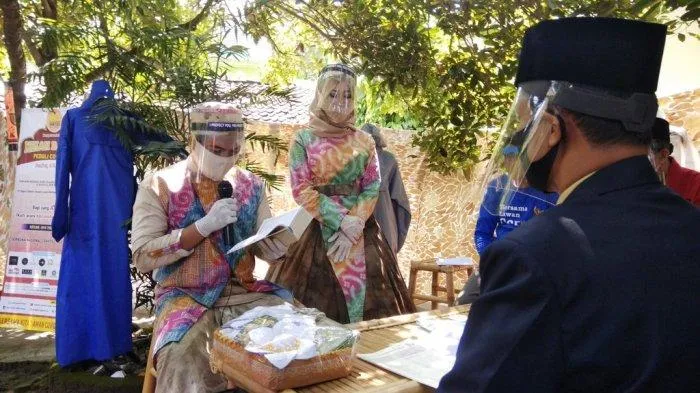 Uniknya Pernikahan Eco-friendly di Masa Pandemi; Maharnya APD dan Tetap Bisa Nikah 'di Luar KUA'! 7