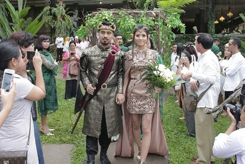 10 Baju Pernikahan dengan Kostum Tokoh-tokoh Film Favorit. Niat Total dan Cetar Maksimal! 14
