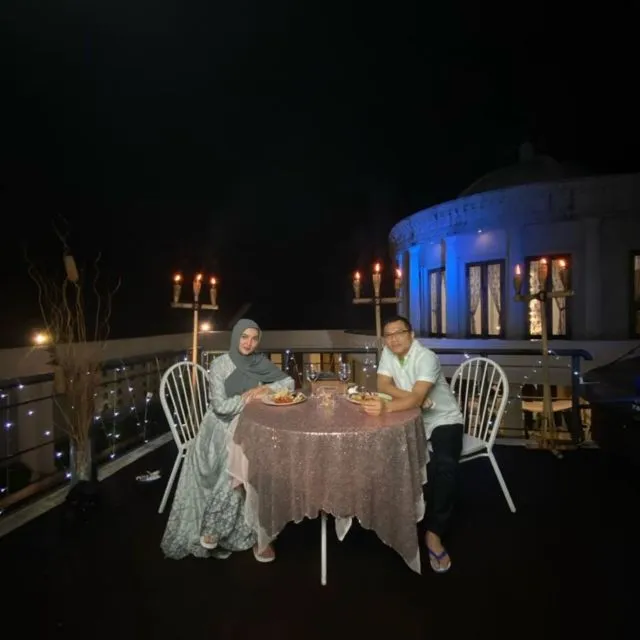 Tetap Romantis di Tengah Pandemi, 5 Pasangan Artis ini Rayakan Hari Jadi Pernikahan di Rumah 5
