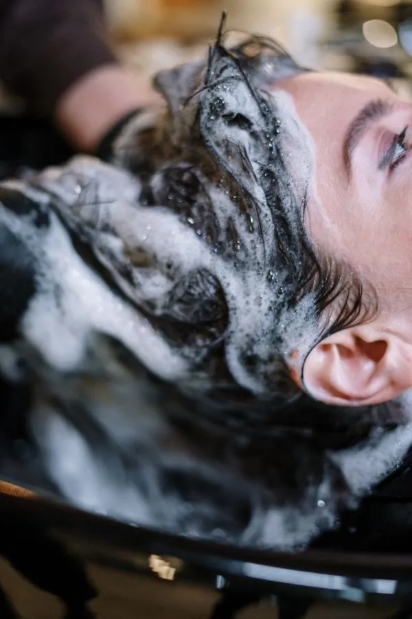 6 Perawatan Rambut Keriting, Biar Nggak Kering dan Terlalu Mengembang. Coba Kurangi Sampo deh! 7