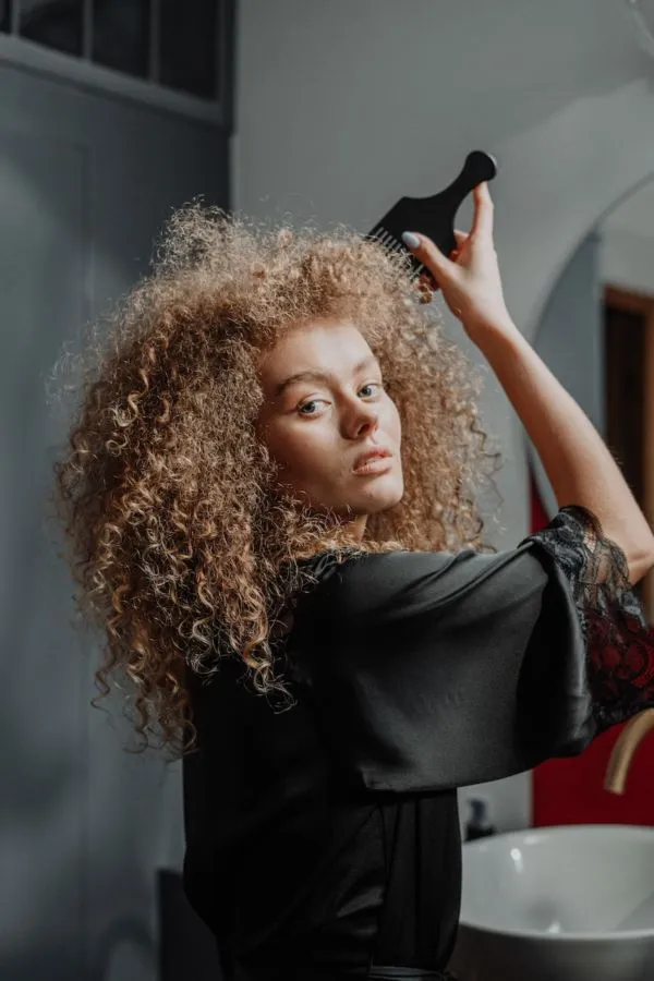 6 Perawatan Rambut Keriting, Biar Nggak Kering dan Terlalu Mengembang. Coba Kurangi Sampo deh! 8