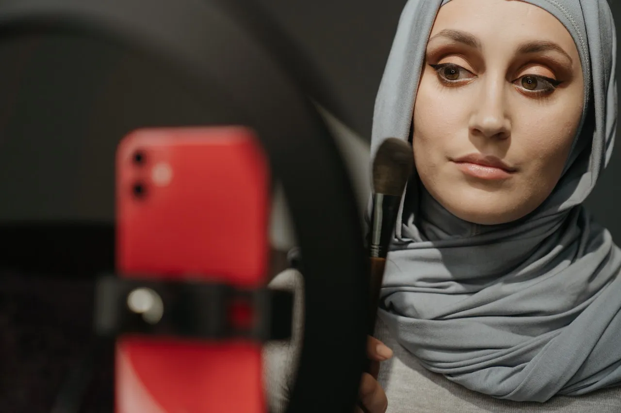 4 Alasan Mengapa Ber-makeup jadi Salah Satu Cara Menjaga Kewarasan Saat Karantina. Yuk, Coba! 8