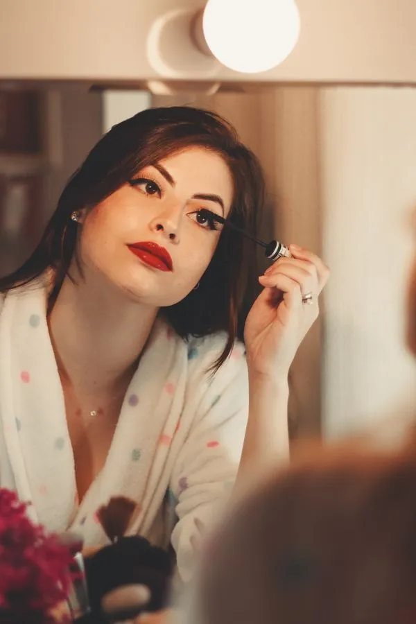 4 Alasan Mengapa Ber-makeup jadi Salah Satu Cara Menjaga Kewarasan Saat Karantina. Yuk, Coba! 6