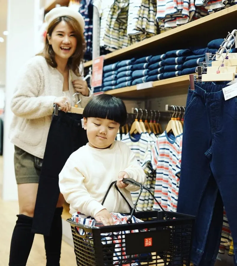 10 Artis yang Mendapat Pujian Warganet Karena Cara Parenting Mereka. Senang Lihatnya! 11