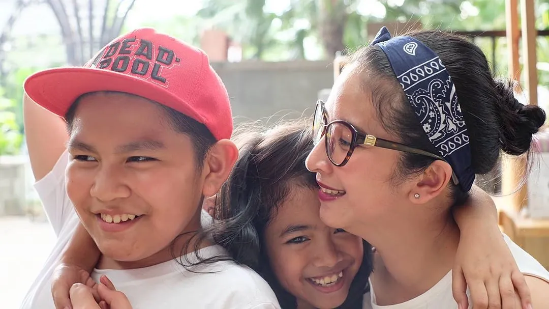 10 Artis yang Mendapat Pujian Warganet Karena Cara Parenting Mereka. Senang Lihatnya! 20