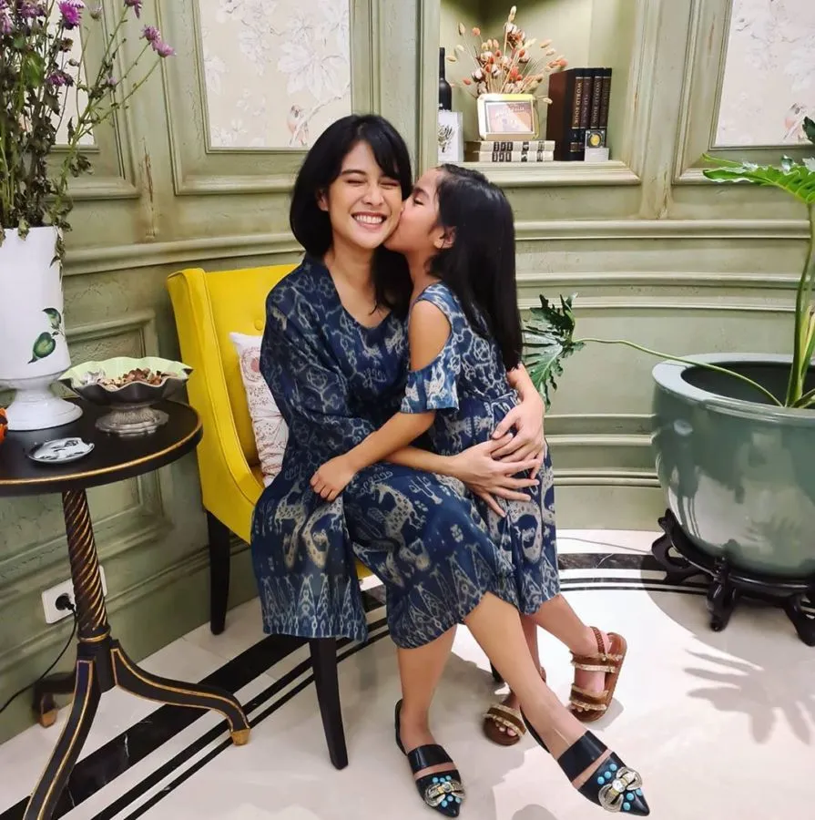 10 Artis yang Mendapat Pujian Warganet Karena Cara Parenting Mereka. Senang Lihatnya! 17