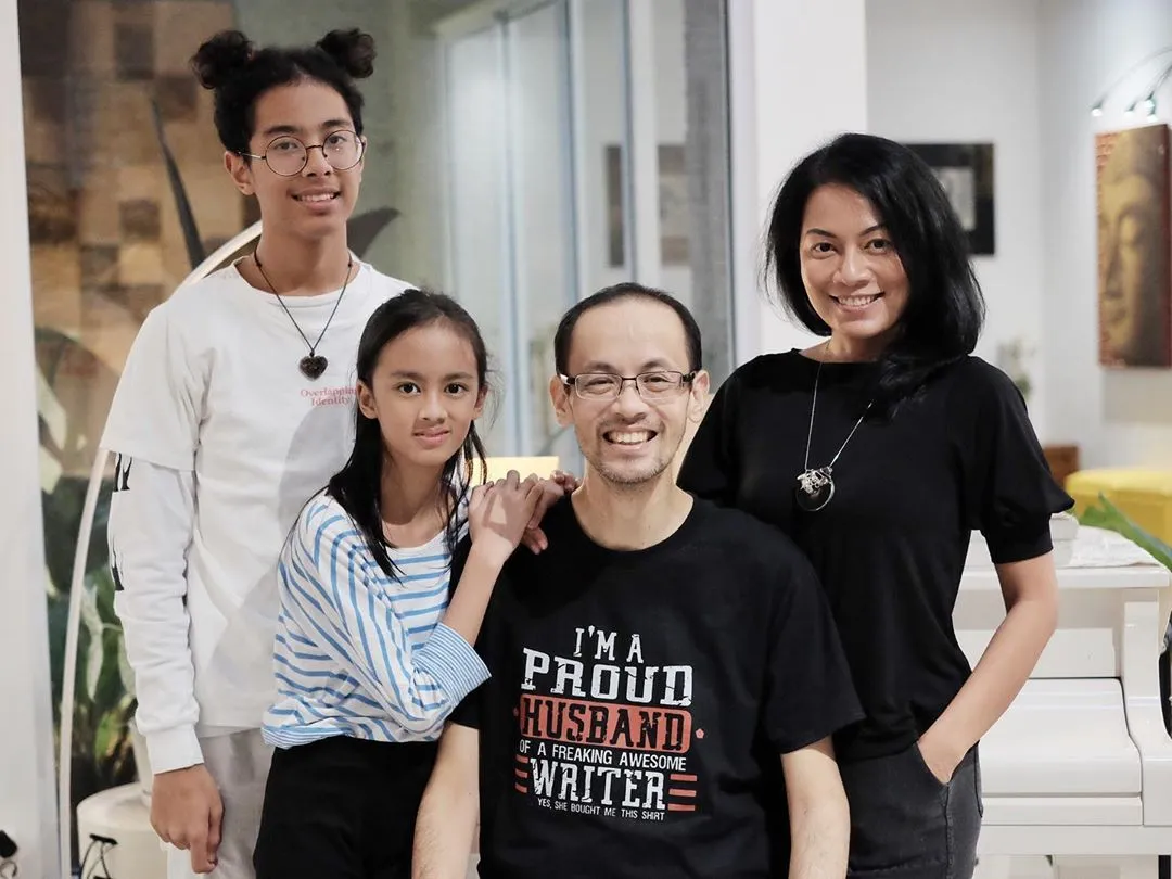 10 Artis yang Mendapat Pujian Warganet Karena Cara Parenting Mereka. Senang Lihatnya! 18