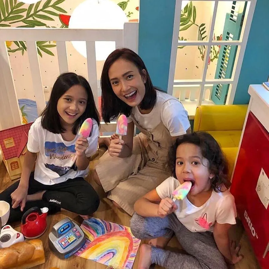 10 Artis yang Mendapat Pujian Warganet Karena Cara Parenting Mereka. Senang Lihatnya! 19