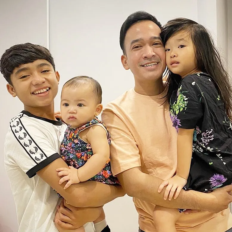 Meski Bukan Berstatus Saudara Kandung, Anak-Anak Artis ini Justru Sangat Dekat 9