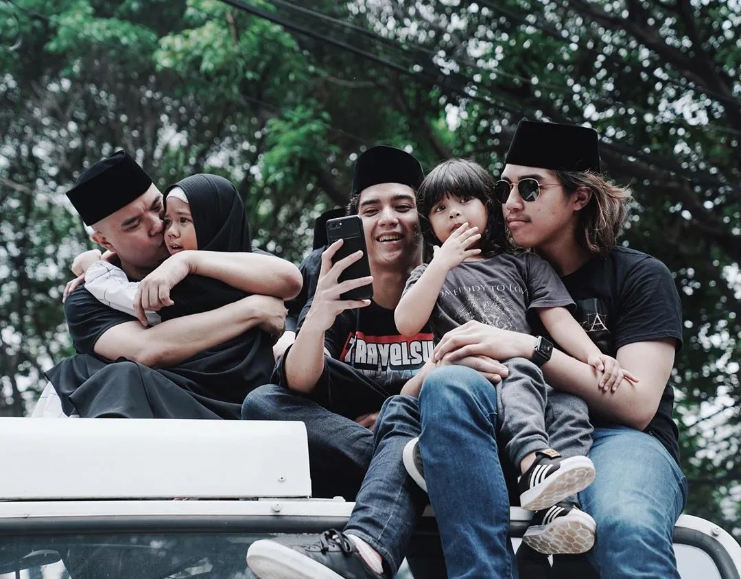 Meski Bukan Berstatus Saudara Kandung, Anak-Anak Artis ini Justru Sangat Dekat 14