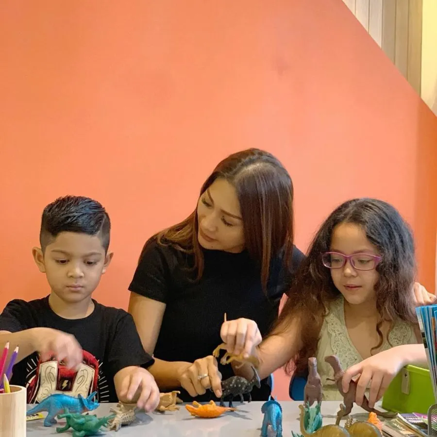Meski Bukan Berstatus Saudara Kandung, Anak-Anak Artis ini Justru Sangat Dekat 15