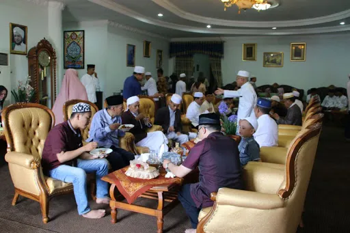5 Kalimat Legendaris yang Selalu Terdengar Saat Momen Silaturahmi Lebaran. Tahun ini Nggak Ada :( 10