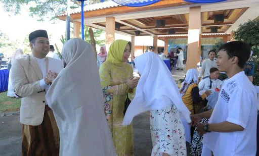 5 Kalimat Legendaris yang Selalu Terdengar Saat Momen Silaturahmi Lebaran. Tahun ini Nggak Ada :( 9
