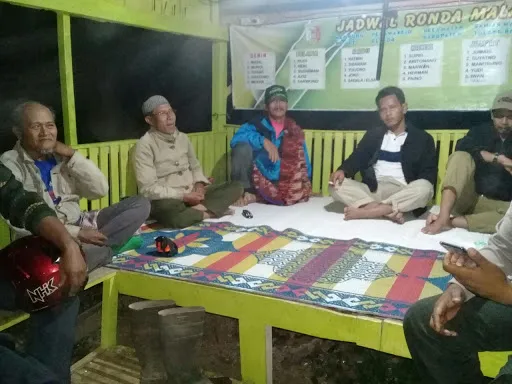 Topik Obrolan Paling Favorit di Pos Ronda. Ternyata Ngerumpi Nggak Cuma Urusan Ibu-Ibu 10