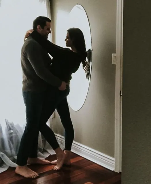 8 Ide Pose Unik untuk Pre-Wedding Virtual Photoshoot. Kreatif dan Tetap Aman di Rumah Aja 12