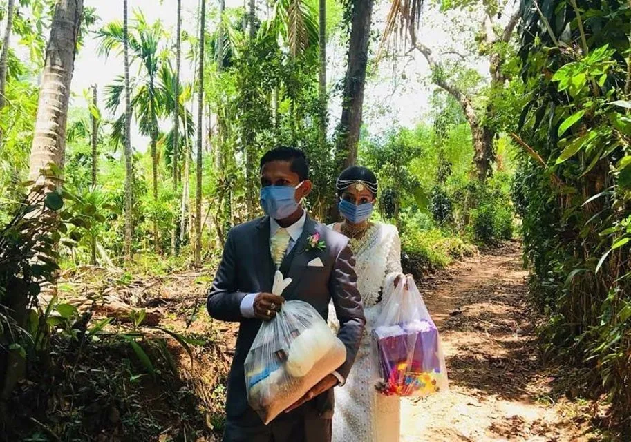 Gagal Gelar Nikahan Mewah karena Corona, Pasangan Sri Lanka Akhirnya Bagikan Makanan ke Warga 5