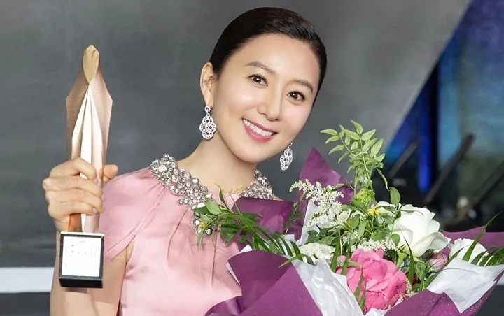 Berkat The World of The Married, Kim Hee-ae Menang Baeksang Arts Awards. Dipeluk Park Hae-joon! 3