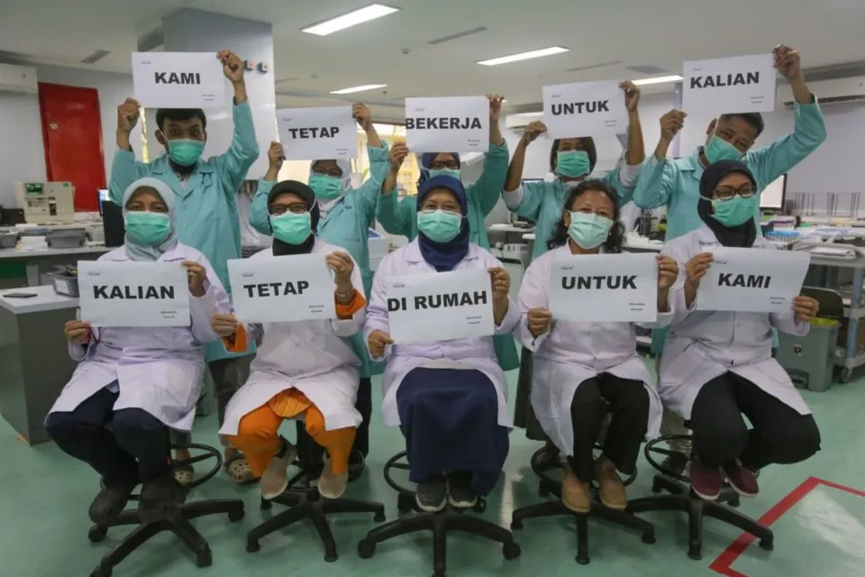 Hal-hal Ini Perlu Kamu Ingat Saat Mulai Tergoda Ajakan Teman Buat Nongkrong. Jumlah Kasusnya Masih Belum Berkurang, Bung 10