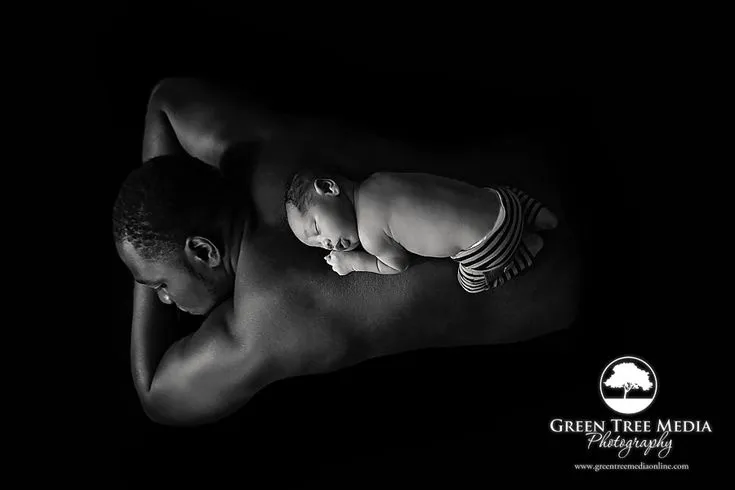 Unik dan Terlihat 'Mesra', Ini 10 Ide Newborn Photoshoot Bareng Ayah. Kudu Coba! 20