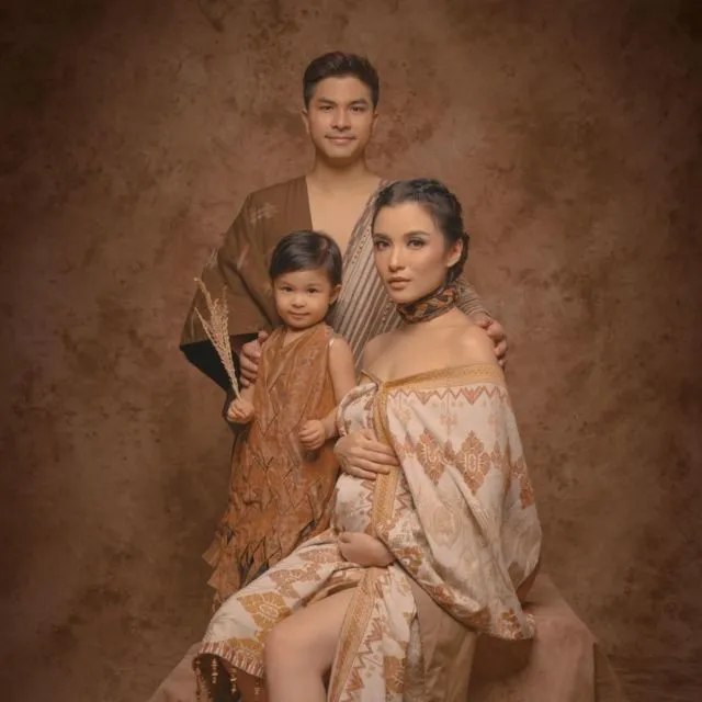 10 Foto Maternity Anak Kedua ala Chelsea Olivia. Konsep Tradisional Modern, Auranya Memesona! 16