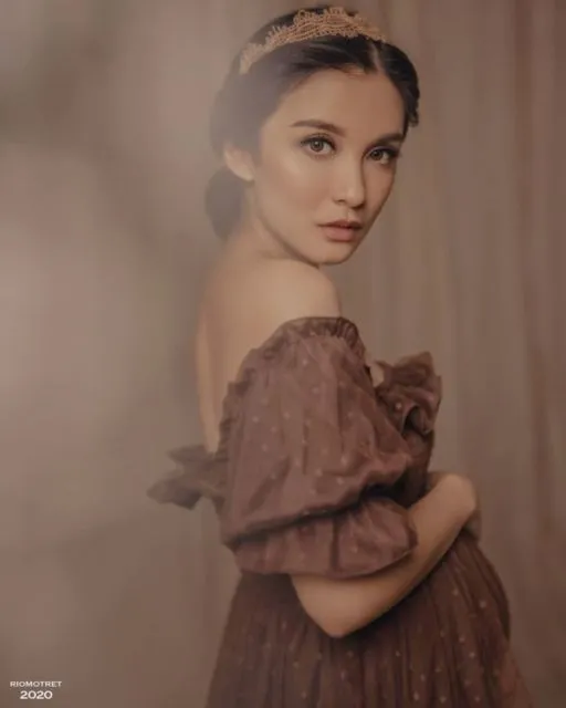 10 Foto Maternity Anak Kedua ala Chelsea Olivia. Konsep Tradisional Modern, Auranya Memesona! 12