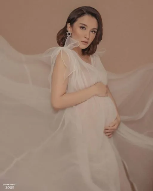 10 Foto Maternity Anak Kedua ala Chelsea Olivia. Konsep Tradisional Modern, Auranya Memesona! 20