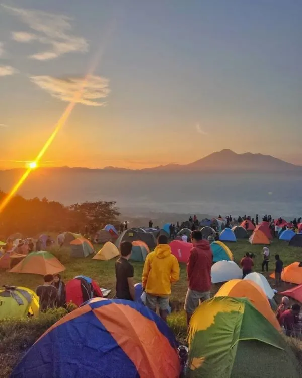 Di Tengah PSBB, Ratusan Pendaki Membanjiri Bukit Alas Bandawasa di Bogor Tanpa Social Distancing! 6