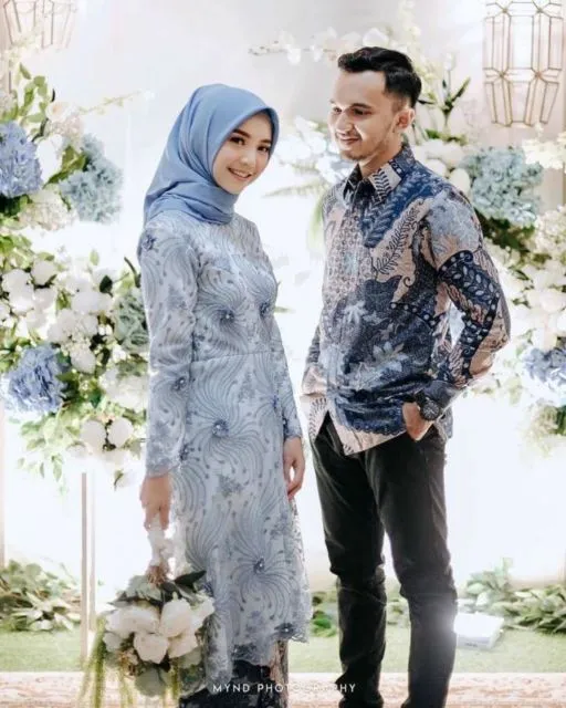 9 Motif Kebaya Couple Terbaru Bernuansa Kalem dan Elegan. Bikin Kompak Bareng Pasangan! 16