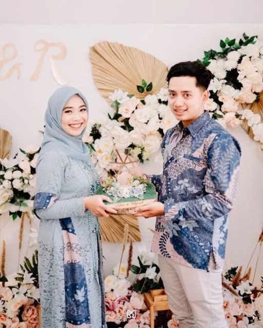 9 Motif Kebaya Couple Terbaru Bernuansa Kalem dan Elegan. Bikin Kompak Bareng Pasangan! 17