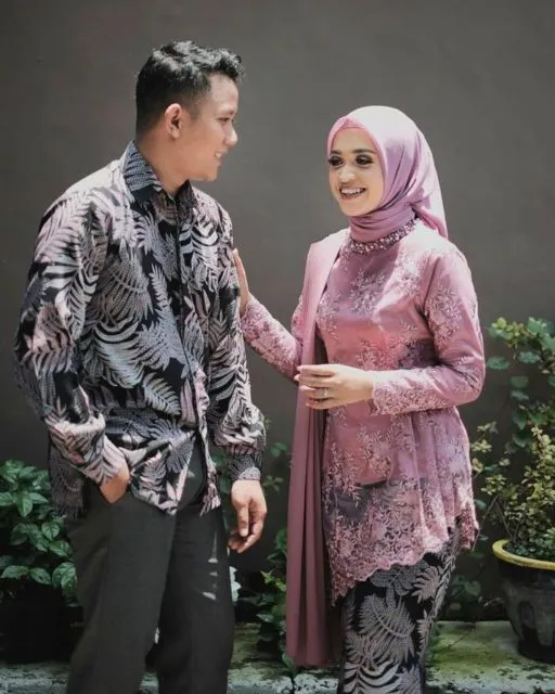 9 Motif Kebaya Couple Terbaru Bernuansa Kalem dan Elegan. Bikin Kompak Bareng Pasangan! 18