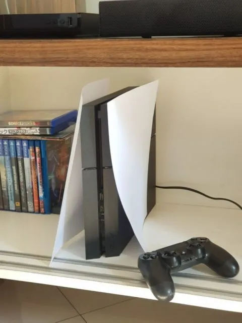 11 Meme Kocak Tanggapi Bentuk PlayStation 5 yang Baru Dirilis. Nggak Mampu Beli Bilang, Bos! 14