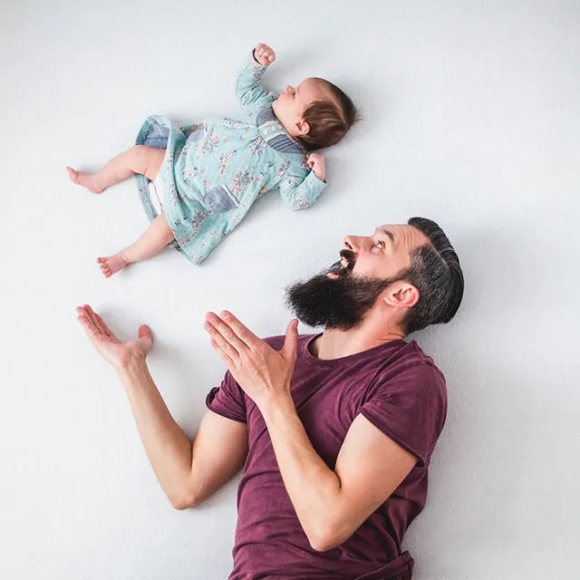 Unik dan Terlihat 'Mesra', Ini 10 Ide Newborn Photoshoot Bareng Ayah. Kudu Coba! 11