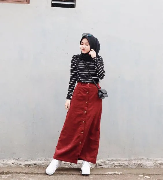 Bermodal Rok Longgar dan Sneakers, 9 Hijabers Ini Bisa Tampil Selow Tapi Elegan. Lucu! 14
