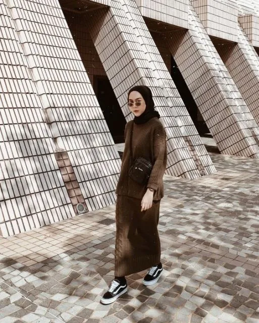 9 Cara Unik Pakai Sweater dan Rok Longgar Buat Hijabers. Sederhana dan Anggun! 13