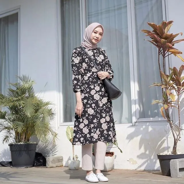 9 Tunik Motif Bunga yang Bisa Upgrade Penampilanmu Sebagai Hijabers. Dijamin Unik! 13