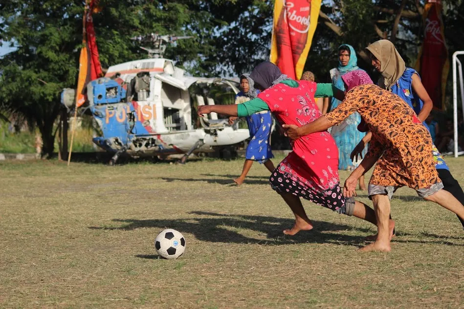 5 Momen Kocak Bapak-Bapak Main Bola Pakai Daster. Lomba Agustusan yang Paling Ditunggu nih! 6