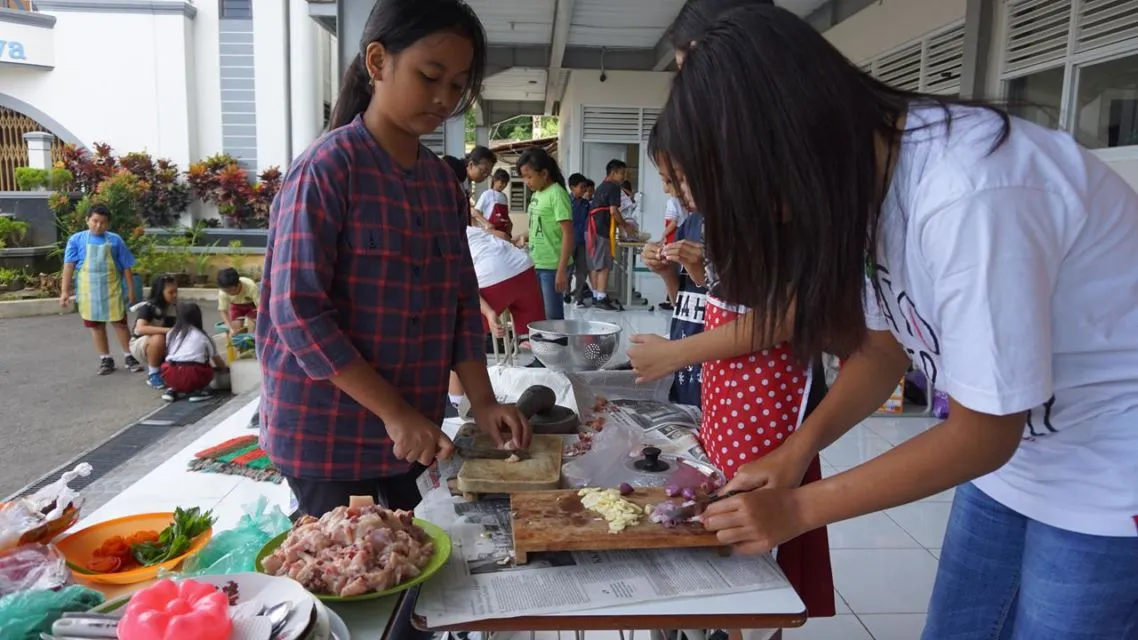 Masih Ingat Momen Praktik Masak Zaman SD & SMP? Pasti Kenangan Konyol ini Masih Membekas dong~ 7