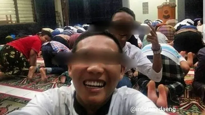 11 Kelakuan Kocak Orang Manfaatkan Wi-Fi di Masjid. Pakai Boleh, tapi Nggak Gitu juga Kali! :( 14