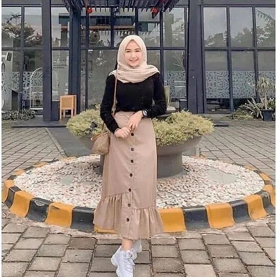 Bermodal Rok Longgar dan Sneakers, 9 Hijabers Ini Bisa Tampil Selow Tapi Elegan. Lucu! 15