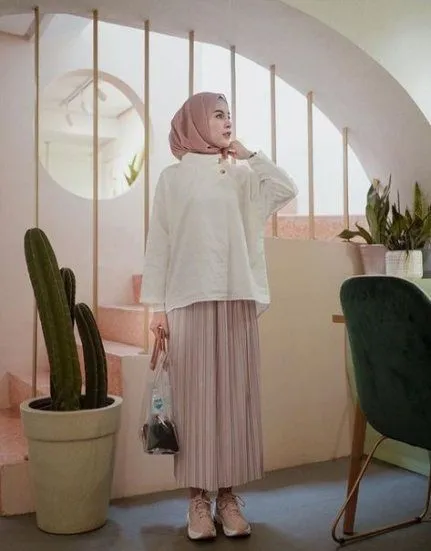 9 Cara Unik Pakai Sweater dan Rok Longgar Buat Hijabers. Sederhana dan Anggun! 18