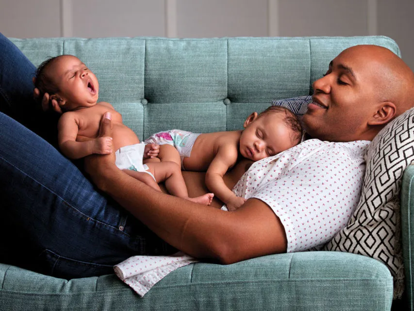 Unik dan Terlihat 'Mesra', Ini 10 Ide Newborn Photoshoot Bareng Ayah. Kudu Coba! 13