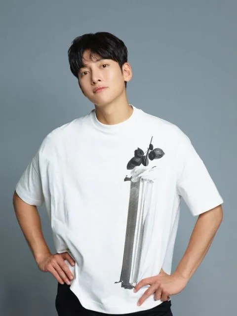 Bikin Meleleh, Ini Potret Ji Chang Wook Saat Pakai Kaus. Santai dan Cool Abis! 14