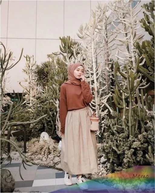 9 Cara Unik Pakai Sweater dan Rok Longgar Buat Hijabers. Sederhana dan Anggun! 17
