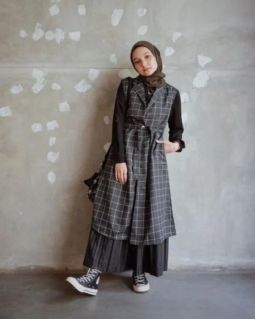 Bermodal Rok Longgar dan Sneakers, 9 Hijabers Ini Bisa Tampil Selow Tapi Elegan. Lucu! 11
