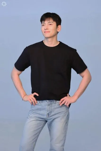 Bikin Meleleh, Ini Potret Ji Chang Wook Saat Pakai Kaus. Santai dan Cool Abis! 18