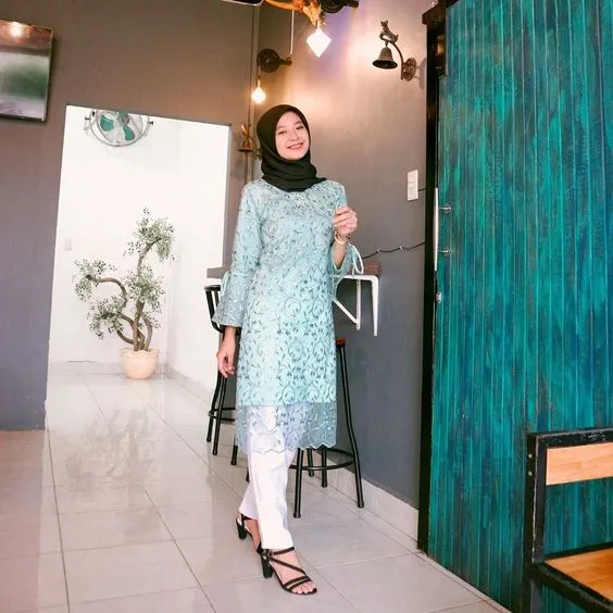 8 Kombinasi Manis Celana Putih dengan Berbagai Atasan Buat Hijabers. Unik dan Cantik! 15