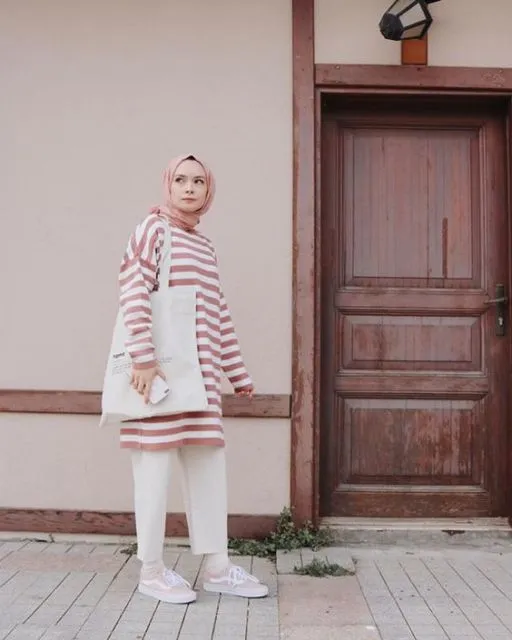 8 Kombinasi Manis Celana Putih dengan Berbagai Atasan Buat Hijabers. Unik dan Cantik! 10