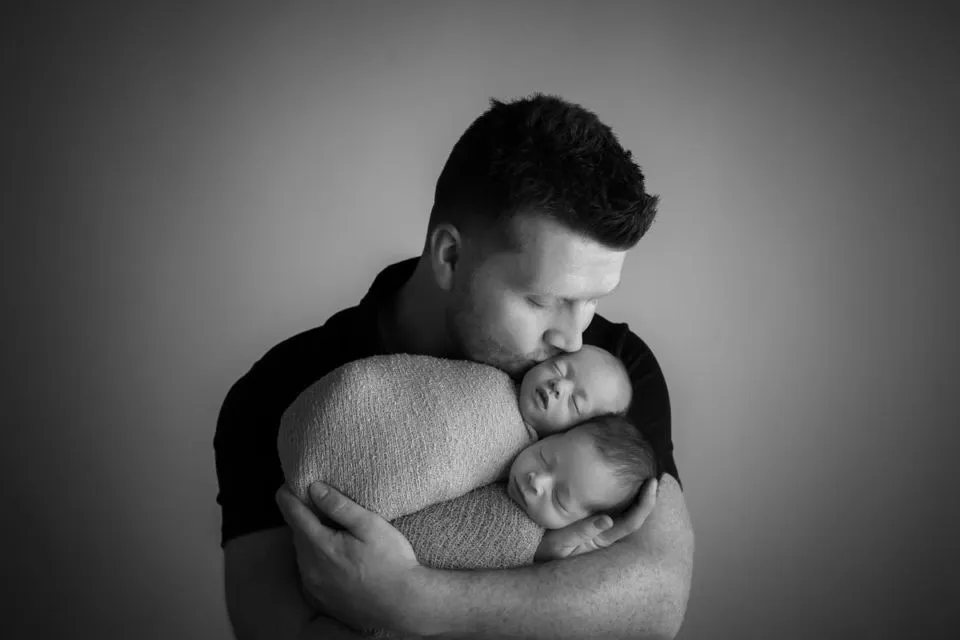Unik dan Terlihat 'Mesra', Ini 10 Ide Newborn Photoshoot Bareng Ayah. Kudu Coba! 14